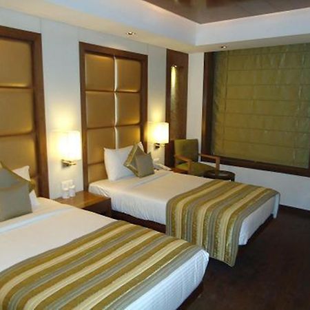 Hotel Suncourt Corporate New Delhi Bagian luar foto